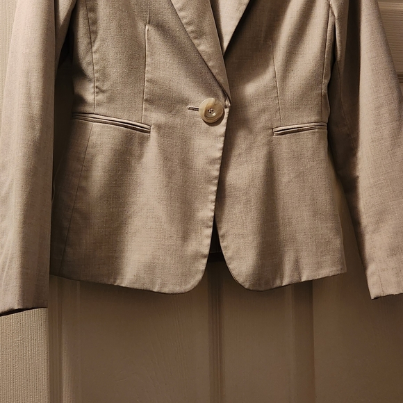 Tahari suit size 4 - Picture 2 of 8